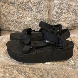 Black Teva Flatform Universal Size 8